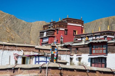 Shigatse, Orta Tibet - Çin - Mayıs 2019: Tashi Lungpo Budist manastırının iç avlusu. Asya'da hac caynı yapan Buddha öğrencileri için kutsal bir yer. Dua ve meditasyon yeri