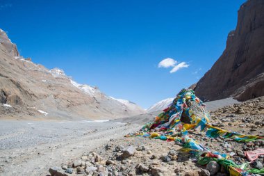 Kutsal Kailash Dağı çevresinde ritüel kora (yatra) sırasında inanılmaz manzarası. Batı Tibet'te Ngari sahne. Buda öğrencileri için kutsal bir yer. Namaz, sakinlik, hac ve meditasyon yeri