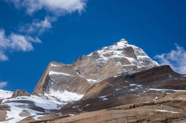 Kutsal Kailash Dağı çevresinde ritüel kora (yatra) sırasında inanılmaz manzarası. Batı Tibet'te Ngari sahne. Buda öğrencileri için kutsal bir yer. Namaz, sakinlik, hac ve meditasyon yeri
