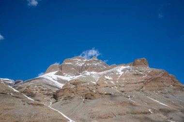 Kutsal Kailash Dağı çevresinde ritüel kora (yatra) sırasında inanılmaz manzarası. Batı Tibet'te Ngari sahne. Buda öğrencileri için kutsal bir yer. Namaz, sakinlik, hac ve meditasyon yeri