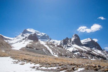 Kutsal Kailash Dağı çevresinde ritüel kora (yatra) sırasında inanılmaz manzarası. Batı Tibet'te Ngari sahne. Buda öğrencileri için kutsal bir yer. Namaz, sakinlik, hac ve meditasyon yeri