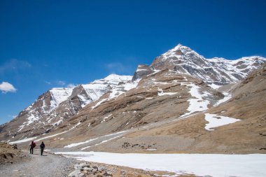 Kutsal Kailash Dağı çevresinde ritüel kora (yatra) sırasında inanılmaz manzarası. Batı Tibet'te Ngari sahne. Buda öğrencileri için kutsal bir yer. Namaz, sakinlik, hac ve meditasyon yeri
