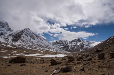 Kutsal Kailash Dağı çevresinde ritüel kora (yatra) sırasında inanılmaz manzarası. Batı Tibet'te Ngari sahne. Buda öğrencileri için kutsal bir yer. Namaz, sakinlik, hac ve meditasyon yeri