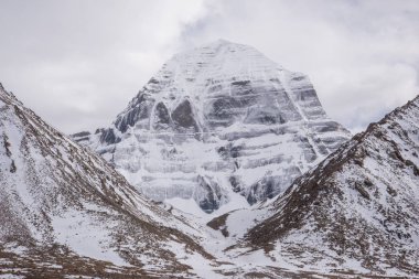 Kutsal Kailash Dağı çevresinde ritüel kora (yatra) sırasında inanılmaz manzarası. Batı Tibet'te Ngari sahne. Buda öğrencileri için kutsal bir yer. Namaz, sakinlik, hac ve meditasyon yeri
