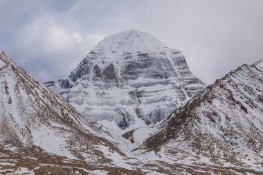 Kutsal Kailash Dağı çevresinde ritüel kora (yatra) sırasında inanılmaz manzarası. Batı Tibet'te Ngari sahne. Buda öğrencileri için kutsal bir yer. Namaz, sakinlik, hac ve meditasyon yeri