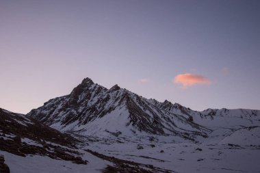 Kutsal Kailash Dağı çevresinde ritüel kora (yatra) sırasında inanılmaz manzarası. Batı Tibet'te Ngari sahne. Buda öğrencileri için kutsal bir yer. Namaz, sakinlik, hac ve meditasyon yeri