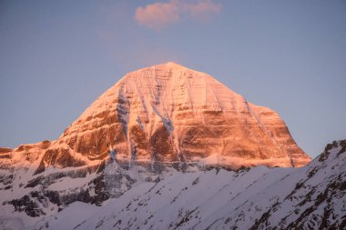 Kutsal Kailash Dağı çevresinde ritüel kora (yatra) sırasında inanılmaz manzarası. Batı Tibet'te Ngari sahne. Buda öğrencileri için kutsal bir yer. Namaz, sakinlik, hac ve meditasyon yeri