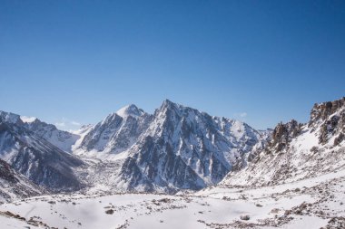 Kutsal Kailash Dağı çevresinde ritüel kora (yatra) sırasında inanılmaz manzarası. Batı Tibet'te Ngari sahne. Buda öğrencileri için kutsal bir yer. Namaz, sakinlik, hac ve meditasyon yeri