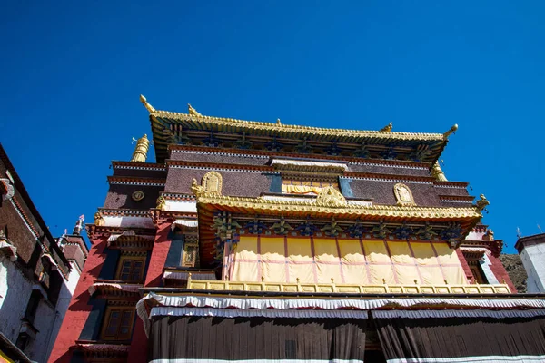 西藏中部 2019年5月 大石龙坡佛教寺院内部庭院 亚洲佛教徒朝圣者的圣地 祈祷和冥想的地方 — 图库照片