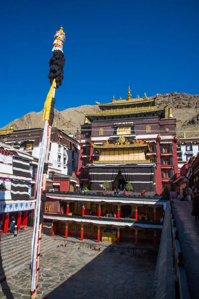 西藏中部 2019年5月 大石龙坡佛教寺院内部庭院 亚洲佛教徒朝圣者的圣地 祈祷和冥想的地方 — 图库照片