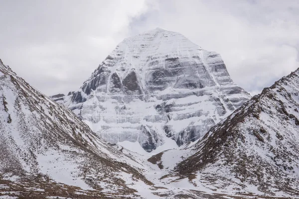 Kutsal Kailash Dağı çevresinde ritüel kora (yatra) sırasında inanılmaz manzarası. Batı Tibet'te Ngari sahne. Buda öğrencileri için kutsal bir yer. Namaz, sakinlik, hac ve meditasyon yeri
