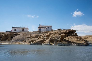 Mavi gökyüzü altında Tibet'in kutsal dağlarında kutsal Manasarovar gölü çevresinde alan. Batı Tibet'te Ngari sahne. Buda öğrencileri için kutsal bir yer. Dua yeri, sakin ve meditasyon