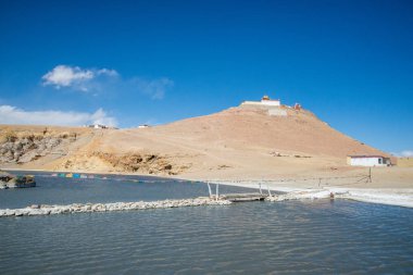 Mavi gökyüzü altında Tibet'in kutsal dağlarında kutsal Manasarovar gölü çevresinde alan. Batı Tibet'te Ngari sahne. Buda öğrencileri için kutsal bir yer. Dua yeri, sakin ve meditasyon