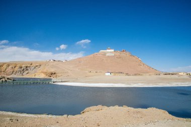 Mavi gökyüzü altında Tibet'in kutsal dağlarında kutsal Manasarovar gölü çevresinde alan. Batı Tibet'te Ngari sahne. Buda öğrencileri için kutsal bir yer. Dua yeri, sakin ve meditasyon