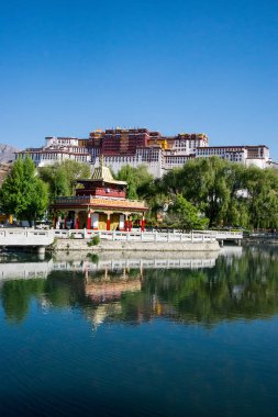Lhasa, Tibet - Çin - Mayıs 2019: Potala Sarayı Lhasa Dalai Lama ana ikamet. Asya'da hac caynı yapan Buddha öğrencileri için kutsal yer 