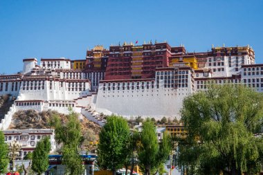 Lhasa, Tibet - Çin - Mayıs 2019: Potala Sarayı Lhasa Dalai Lama ana ikamet. Asya'da hac caynı yapan Buddha öğrencileri için kutsal yer 