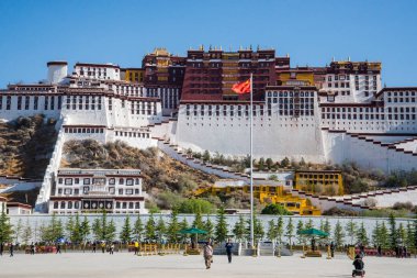Lhasa, Tibet - Çin - Mayıs 2019: Potala Sarayı Lhasa Dalai Lama ana ikamet. Asya'da hac caynı yapan Buddha öğrencileri için kutsal yer 