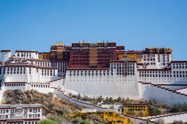 Lhasa, Tibet - Çin - Mayıs 2019: Potala Sarayı Lhasa Dalai Lama ana ikamet. Asya'da hac caynı yapan Buddha öğrencileri için kutsal yer 