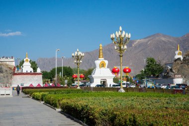 Lhasa, Tibet - Çin - Mayıs 2019: Potala Sarayı Lhasa Dalai Lama ana ikamet. Asya'da hac caynı yapan Buddha öğrencileri için kutsal yer 