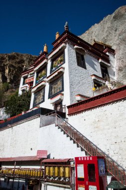 Lhasa, Tibet - Çin - Mayıs 2019: Potala Sarayı Lhasa Dalai Lama ana ikamet. Asya'da hac caynı yapan Buddha öğrencileri için kutsal yer 