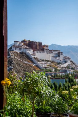 Lhasa, Tibet - Çin - Mayıs 2019: Potala Sarayı Lhasa Dalai Lama ana ikamet. Asya'da hac caynı yapan Buddha öğrencileri için kutsal yer 