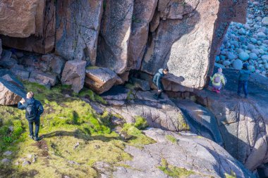 Kayalıklarda yürüyen insanlar 