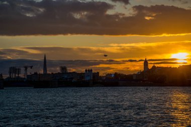 Günbatımı arka planında St Petersburg şehri manzarası, Rusya