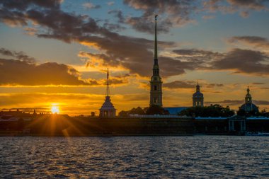 Günbatımı arka planında St Petersburg şehri manzarası, Rusya