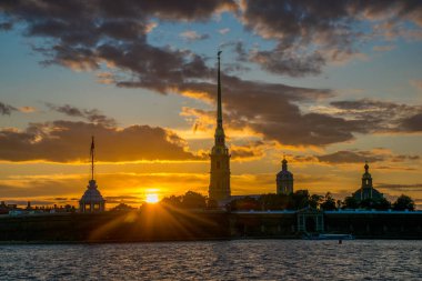 Günbatımı arka planında St Petersburg şehri manzarası, Rusya