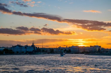 Günbatımı arka planında St Petersburg şehri manzarası, Rusya