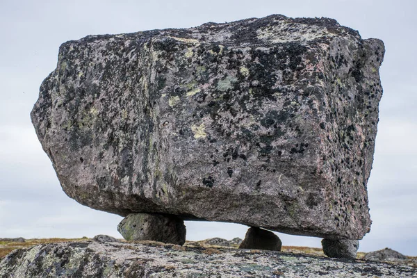 Κοντινό Πλάνο Βράχων Στην Ακτή Κοντά Στο Χωριό Teriberka Murmansk — Φωτογραφία Αρχείου