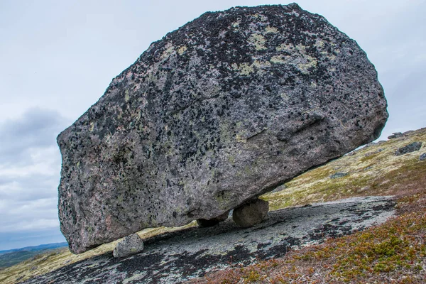 Murmansk, Rusya 'daki Teriberka köyü yakınlarındaki deniz kıyısındaki kayalıkları kapatın.