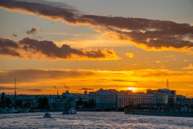 Günbatımı arka planında St Petersburg şehri manzarası, Rusya