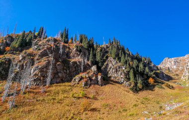 Almaty, Tian-Shan, Alatau, Kazakistan yakınlarındaki dağların manzarası   