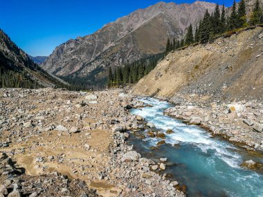 Almaty, Tian-Shan, Alatau, Kazakistan yakınlarındaki dağların manzarası   