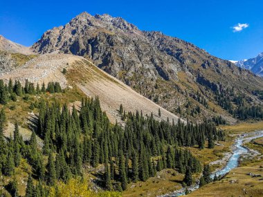 Almaty, Tian-Shan, Alatau, Kazakistan yakınlarındaki dağların manzarası   