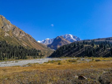 Almaty, Tian-Shan, Alatau, Kazakistan yakınlarındaki dağların manzarası   