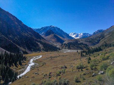 Almaty, Tian-Shan, Alatau, Kazakistan yakınlarındaki dağların manzarası   
