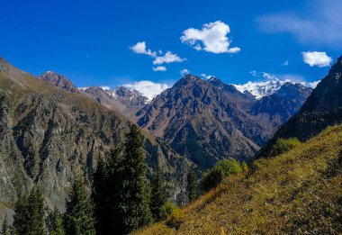 Almaty, Tian-Shan, Alatau, Kazakistan yakınlarındaki dağların manzarası   