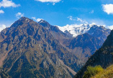 Almaty, Tian-Shan, Alatau, Kazakistan yakınlarındaki dağların manzarası   