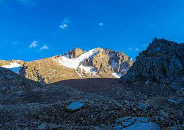 Almaty, Tian-Shan, Alatau, Kazakistan yakınlarındaki dağların manzarası   