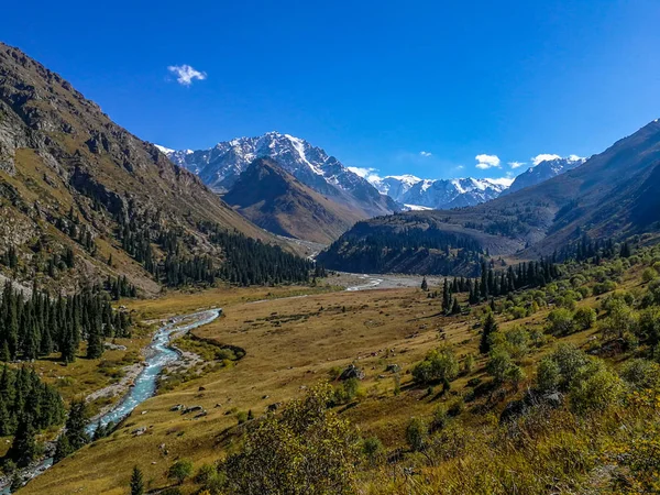 Almaty, Tian-Shan, Alatau, Kazakistan yakınlarındaki dağların manzarası   