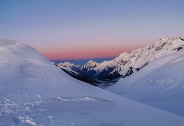 Güneş doğarken Mermer Duvar 'ın manzarası, Tian Shan, Kazakistan