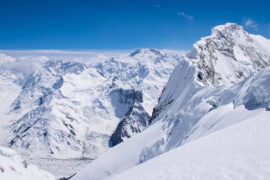 Khan Tengri tepesinin manzarası, Tian Shan, Kazakistan 