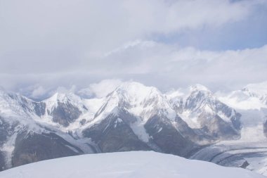 Khan Tengri tepesinin manzarası, Tian Shan, Kazakistan 