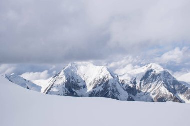 Khan Tengri tepesinin manzarası, Tian Shan, Kazakistan 