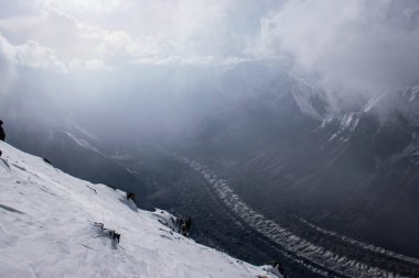Khan Tengri tepesinin manzarası, Tian Shan, Kazakistan 