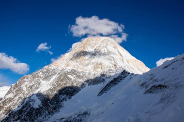 Khan Tengri tepesinin manzarası, Tian Shan, Kazakistan 