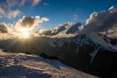 Khan Tengri tepesinin manzarası, Tian Shan, Kazakistan 