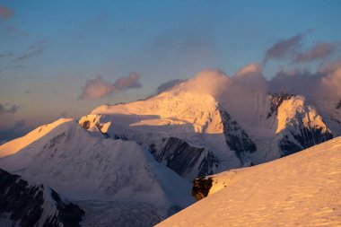 Khan Tengri tepesinin manzarası, Tian Shan, Kazakistan 